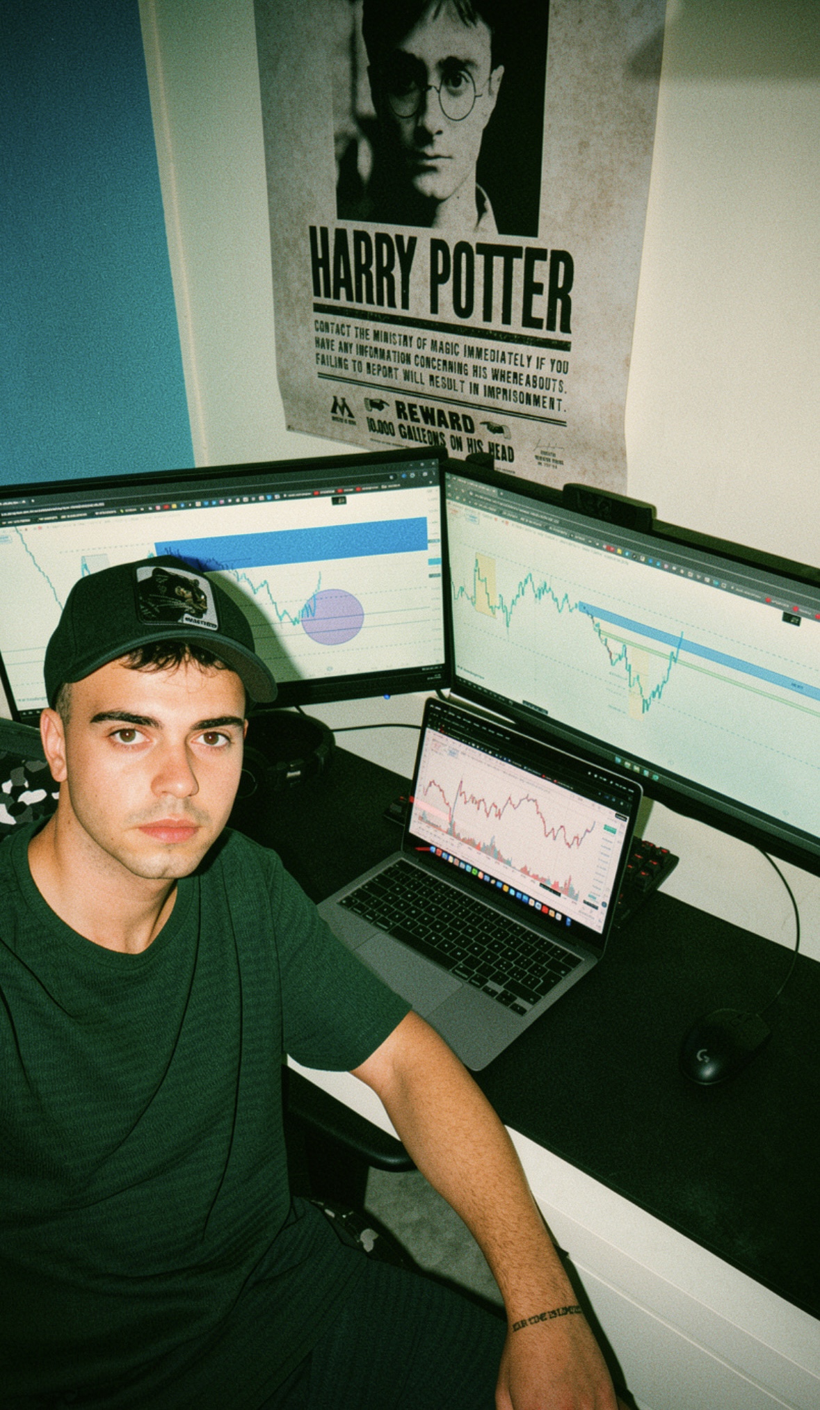 Luca Puleo davanti alla sua postazione di trading